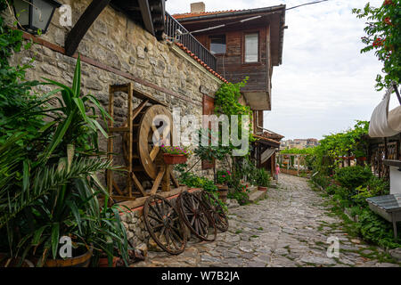 NESSEBAR, Bulgarie - 22 juin 2019 : Belle et ruelle de l'ancienne ville de bord de mer. Rues désertes en début de matinée. Banque D'Images