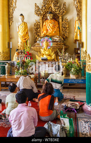 Yangon, Myanmar-May 6e 2014 : Les fidèles priant dans la pagode Shwedagon. La pagode est le plus sacré dans tous les du Myanmar. Banque D'Images