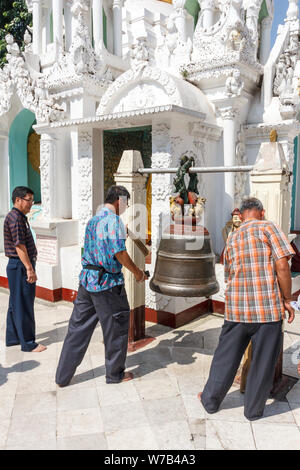 Yangon, Myanmar-May 6e 2014 : cloches sonnant les fidèles dans la pagode Shwedagon. La pagode est le plus sacré dans tous les du Myanmar. Banque D'Images