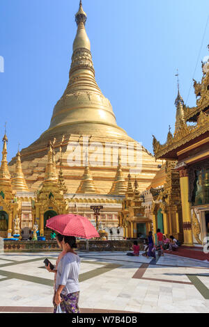 Yangon, Myanmar-May 6e 2014 : Les fidèles priant dans la pagode Shwedagon. La pagode est le plus sacré dans tous les du Myanmar. Banque D'Images