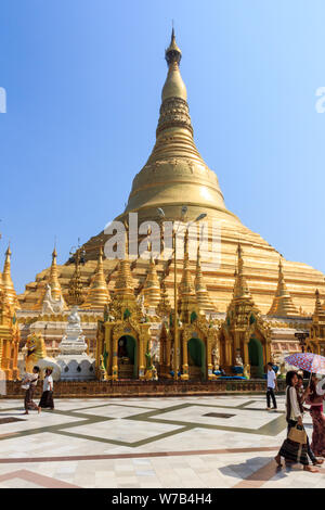 Yangon, Myanmar-May 6e 2014 : Les personnes qui désirent visiter la pagode Shwedagon. La pagode est le plus sacré dans tous les du Myanmar. Banque D'Images