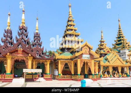 Yangon, Myanmar-May 6e 2014 : Bâtiments de la pagode Shwedagon. La pagode est le plus sacré dans tous les du Myanmar. Banque D'Images