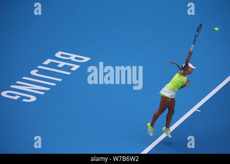 Yulia Putintseva du Kazakhstan sert contre Shuai Zhang de Chine dans leur premier match du féminin au cours de la Chine Open de tennis 2017 Banque D'Images