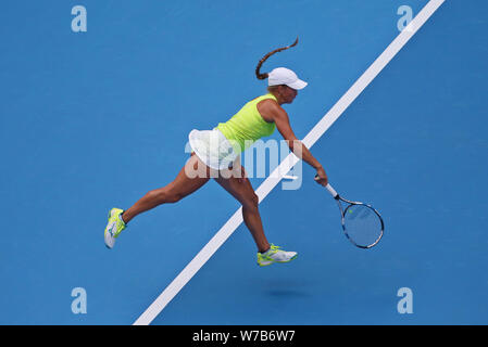 Yulia Putintseva du Kazakhstan sert contre Shuai Zhang de Chine dans leur premier match du féminin au cours de la Chine Open de tennis 2017 Banque D'Images