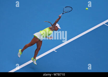 Yulia Putintseva du Kazakhstan sert contre Shuai Zhang de Chine dans leur premier match du féminin au cours de la Chine Open de tennis 2017 Banque D'Images
