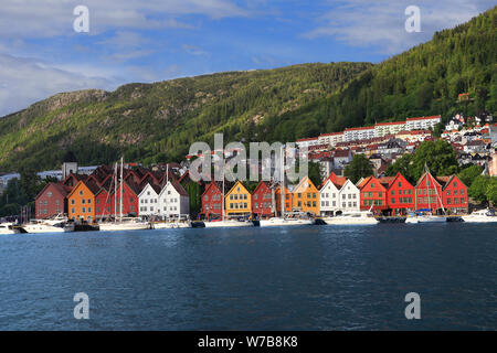 Skyline de Bergen en Norvège. Voir l'historique des bâtiments colorés et de Bryggen et quai hanséatique à Bergen, Norvège. Site du patrimoine mondial de l'UNESCO Banque D'Images