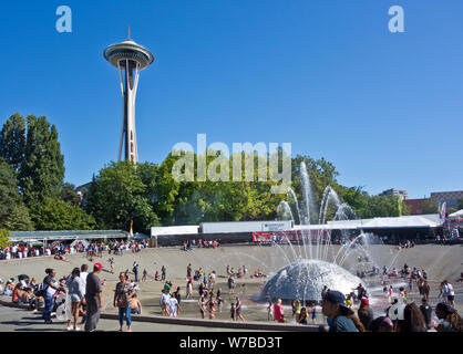 Des foules de gens par par l'International Fontaine dans le Seattle Center de Seattle, Washington. Foules estivales à la morsure de festival de Seattle. Banque D'Images