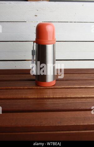 Thermos orange pour garder les boissons chaudes Banque D'Images