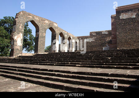 Construit en pierre à l'entrée voûtée Enclave Royale à Mandu, Madhya Pradesh, Inde, Asie Banque D'Images