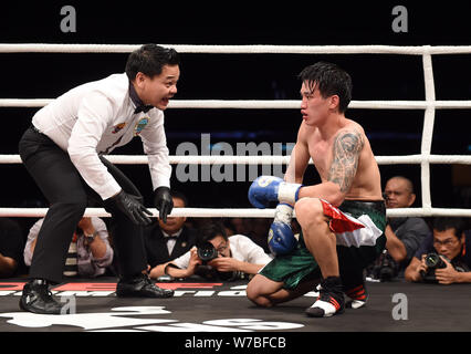 Li Yangjiang de Chine, à droite, est en concurrence avec Takuya Watanabe du Japon au cours de la super featherweight titre WBO intercontinental combat au cours de l'Affrontement Banque D'Images