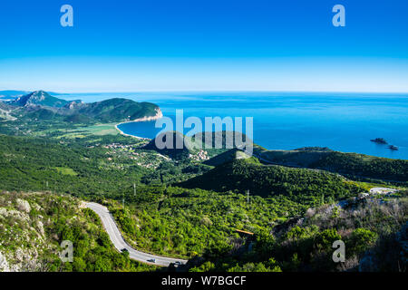 Le Monténégro, vue aérienne au-dessus de l'autre et de la plage de petrovac de montagnes avec vue infinie sur la mer adriatique bleu horizon silencieux Banque D'Images