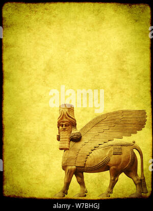 Grunge background avec texture du papier et à tête humaine - lamassu taureau ailé assyrien, statue divinité protectrice. L'espace de copie pour le texte. Modèle de simulation Banque D'Images