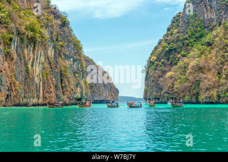 Bateaux en bois traditionnels dans une image parfaite tropical bay sur l'île de Koh Phi Phi, Thaïlande, Asie. Banque D'Images