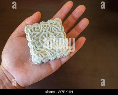 Ouvrez main tenant un beau vert bleu bath bomb avant de l'utiliser dans la baignoire version 2 Banque D'Images