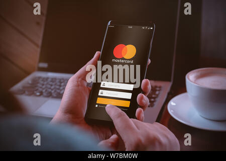 Bangkok, Thaïlande - 6 août 2019 : Mastercard crypto wallet concept. Hands holding Smartphone avec Mastercard Se connecter à l'écran. Mastercard est la construction d'un Banque D'Images