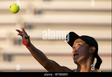 Toronto, Canada. 5 Août, 2019. Wang Xiyu de Chine sert contre Svetlana Kuznetsova de Russie au cours de la première série de match féminin à la Coupe Rogers 2019 à Toronto, Canada, le 5 août 2019. Credit : Zou Zheng/Xinhua/Alamy Live News Banque D'Images