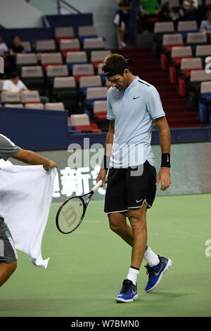 Juan Martin del Potro d'Argentine réagit comme il est en concurrence contre Nikoloz Basilashvili de Géorgie dans leur premier match de simple masculin au cours de th Banque D'Images