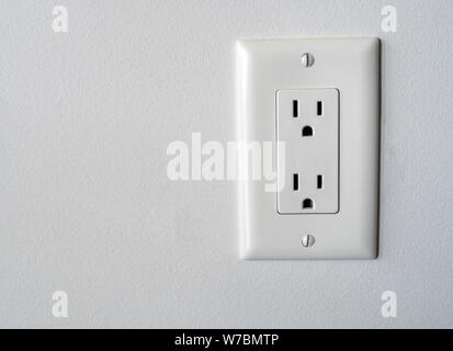 Prise d'alimentation nord-américain isolé en plug socket sur un mur blanc de style B Type d'arrière-plan Banque D'Images