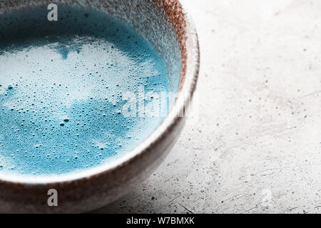 Vue de dessus du matcha thé bleu dans un bol sur une surface en béton. C'est une riche source d'antioxydants et polyphénols Banque D'Images