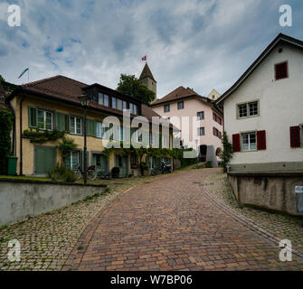 Rapperswil SG / Suisse - 3. Août 2019 : des rues étroites avec des maisons dans la vieille ville de la ville de Rapperswil Banque D'Images