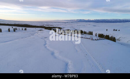 Les manteaux de neige sur le versant nord de la partie orientale de la Tian Shan (''Montagne du ciel'') dans la montagne du comté de Balikun, Hami, ville du nord-ouest de la Chine" Banque D'Images