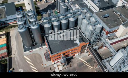 Usine pour la production de la bière top vue depuis le bourdon Banque D'Images