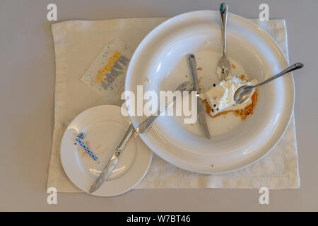 La Russie, Bolgar - Juin 09, 2019 Gali Kol Resort&Spa : l'inscription 'Happy Birthday'. Cadeaux gâteau de l'hôtel. Les restes de gâteau sur une assiette sale. L'h Banque D'Images