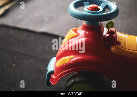 Détails d'un plastique coloré jouet voiture/vélo enfants Banque D'Images