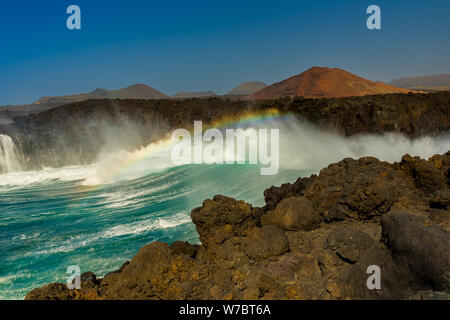 L'Espagne, Lanzarote, incroyable d'énormes vagues de rupture dans le célèbre los hervideros cove Banque D'Images