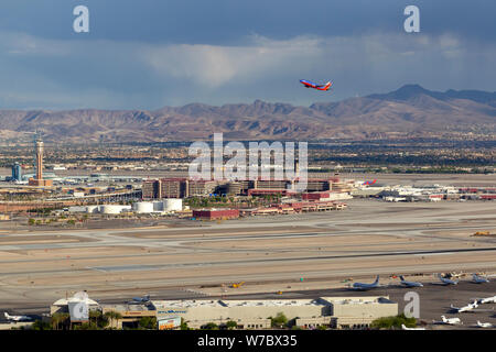 Vue aérienne de l'aéroport international McCarran de Las Vegas avec un Boeing 737 de Southwest Airlines au décollage. Banque D'Images