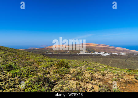 L'Espagne, Lanzarote, large vue sur la campagne viticole de Ye de la corona volcano Banque D'Images