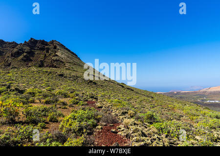 L'Espagne, Lanzarote, escalade jusqu'aux côtés de monte corona volcan cratère volcanique Banque D'Images