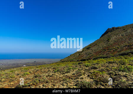 L'Espagne, Lanzarote, grimper à monte corona volcano sur sentier de randonnée pédestre Banque D'Images