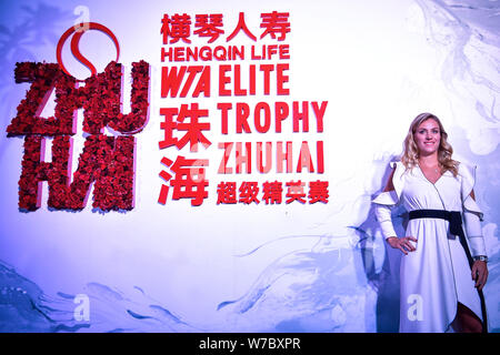 Joueuse de tennis allemande Angelique Kerber pose comme elle arrive à l'accueil partie pour la vie trophée Élite Hengqin WTA Zhuhai 2017 Tournoi de tennis Banque D'Images