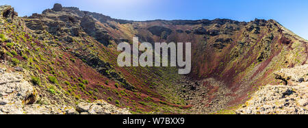 L'Espagne, Lanzarote, XXL Panorama du cratère volcanique majestueuse du volcan monte corona Banque D'Images