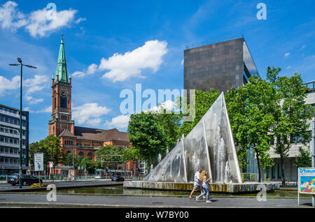 De style néo-romane de l'église Saint John's (Johanneskirche) et Mack fontaine, Düsseldorf, Rhénanie du Nord-Westphalie, Allemagne Banque D'Images