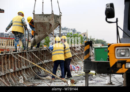 --FILE--chinois du travail des travailleurs sur un chantier de construction au cours de la fête nationale et Fête de la maison de vacances à Zaozhuang City, Shandong, Chine orientale Banque D'Images