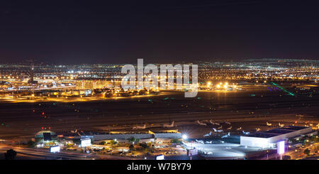 La nuit vue aérienne de l'aéroport international McCarran de Las Vegas. Banque D'Images