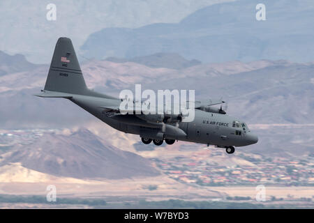 United States Air Force (USAF) Lockheed C-130H Hercules du 109e Airlift Wing, New York Air National Guard en approche pour atterrir à l'aéroport Inter Banque D'Images