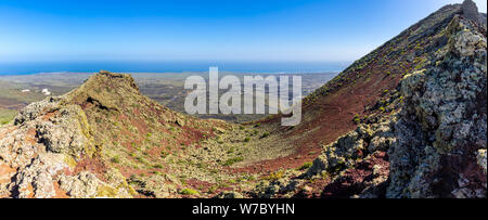 L'Espagne, Lanzarote, cratère volcanique de couleur magique et vale, le sommet de la montagne volcan corona Banque D'Images