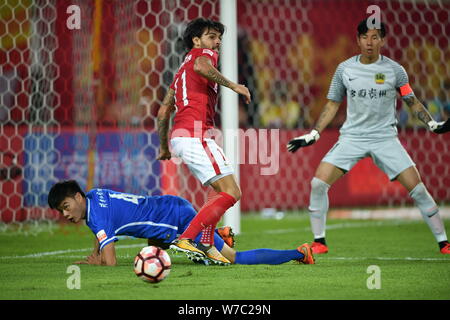 Joueur de football brésilien Ricardo Goulart, Guangzhou Evergrande, centre de coups la balle pour faire un shoot contre des joueurs de Guizhou Hengfeng Zhicheng Banque D'Images