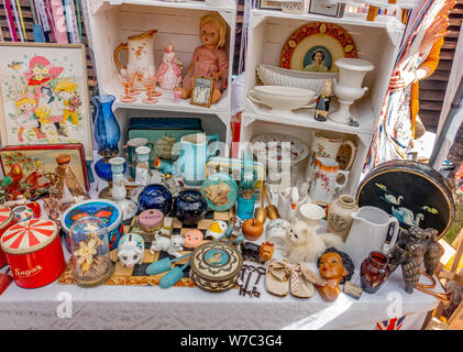 Les amateurs de Vintage annuel s'est tenu dans le village de Norfolk Heydon. Bibelots bibelots, objets de collection, d'antiquités, rétro et vintage des éléments sur une table sous un chapiteau sur show et disponibles à l'achat Banque D'Images