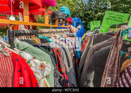 Les amateurs de Vintage annuel s'est tenu dans le village de Norfolk Heydon. Une ligne de vêtements vintage, pour hommes, femmes et enfants, des vêtements suspendus sur rails à afficher et disponibles à l'achat Banque D'Images