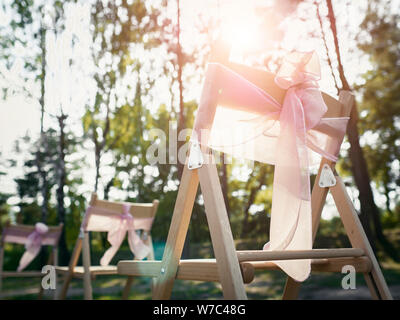 Arrière-plan de mariage de chaises de jardin Banque D'Images