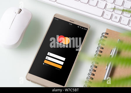 Bangkok, Thaïlande - 6 août 2019 : Mastercard crypto wallet concept. Smartphone avec Mastercard Se connecter à l'écran sur la table office. Mastercard est Buil Banque D'Images