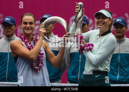 Maria Sharapova, vainqueur de la Russie, à droite, et premier finaliste Aryna Sabalenka du Bélarus posent avec leurs trophées lors de la cérémonie de remise des prix après les femmes Banque D'Images