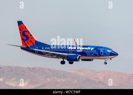 Sun Country Airlines Boeing 737 avion avion en approche pour atterrir à l'aéroport international McCarran de Las Vegas. Banque D'Images