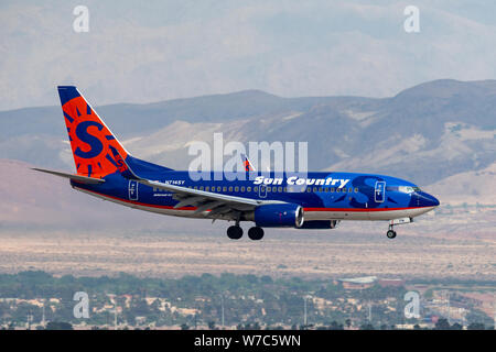 Sun Country Airlines Boeing 737 avion avion en approche pour atterrir à l'aéroport international McCarran de Las Vegas. Banque D'Images