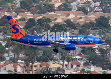 Sun Country Airlines Boeing 737 avion avion en approche pour atterrir à l'aéroport international McCarran de Las Vegas. Banque D'Images