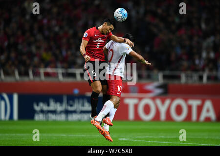 Tomoaki Makino, gauche, du Japon, de l'Urawa Red Diamonds est à la tête de la balle contre joueur de football brésilien, Givanildo Vieira de Sousa, mieux connu sous le nom de Hulk, Banque D'Images